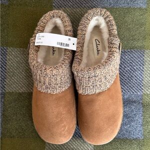 NWT-Women’s Clarks Clogs / Mules / Slippers Sherpa Lined - Tan - Size 10